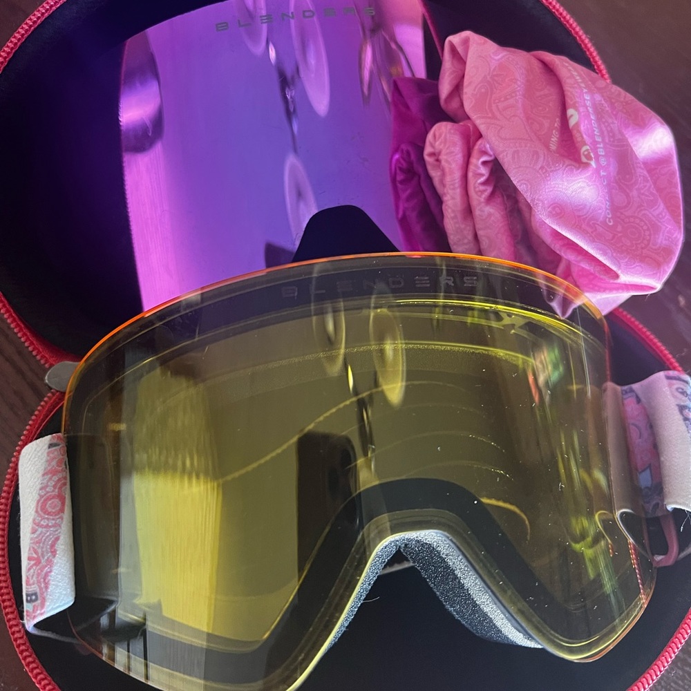 COPY - Blenders snowboarding goggles!!! Women’s! 2 lenses